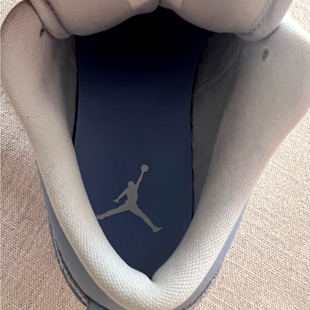 Women’s Nike Jordans UNC, Size 7.5 - Picture 7 of 7